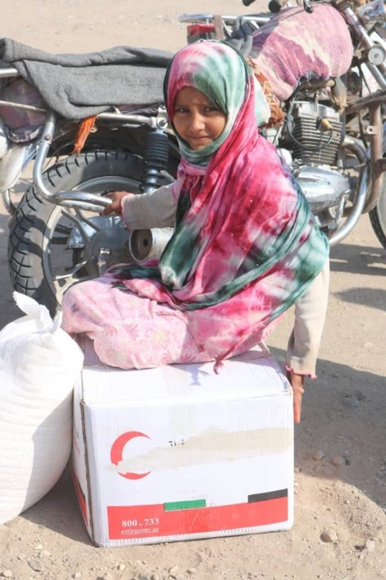 الهلال الأحمر الإماراتي يوزع 120 طنا من المساعدات الغذائية بالحديدة