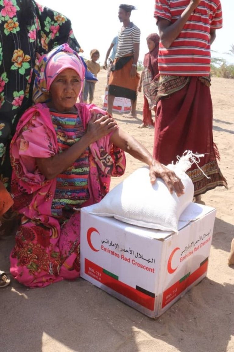 الهلال الأحمر الإماراتي يوزع 120 طنا من المساعدات الغذائية بالحديدة