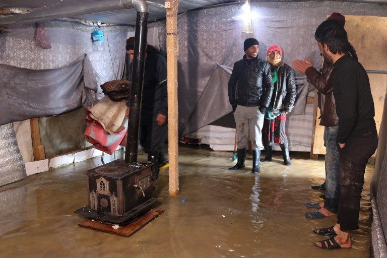 مخيمات اللاجئين السوريين تغطيها الثلوج في لبنان