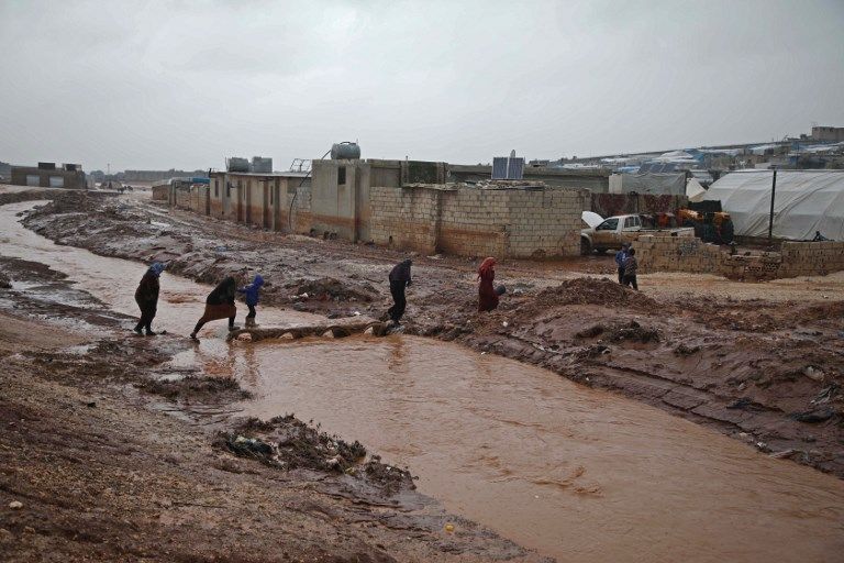 مخيمات اللاجئين السوريين تغطيها الثلوج في لبنان