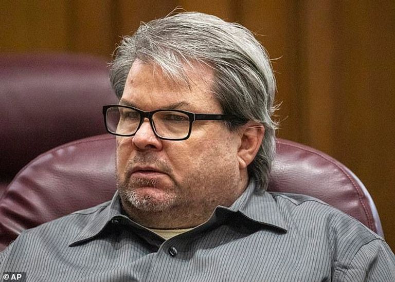 المتهم يقول إن شيئا ما تملكه عبر التطبيق وأمره بالقتل