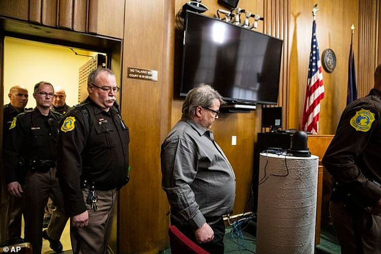 المتهم يقول إن شيئا ما تملكه عبر التطبيق وأمره بالقتل