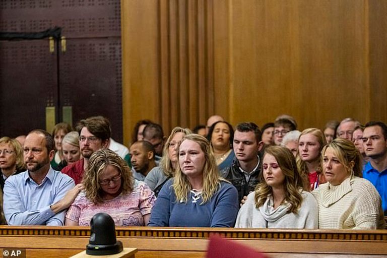 المتهم يقول إن شيئا ما تملكه عبر التطبيق وأمره بالقتل