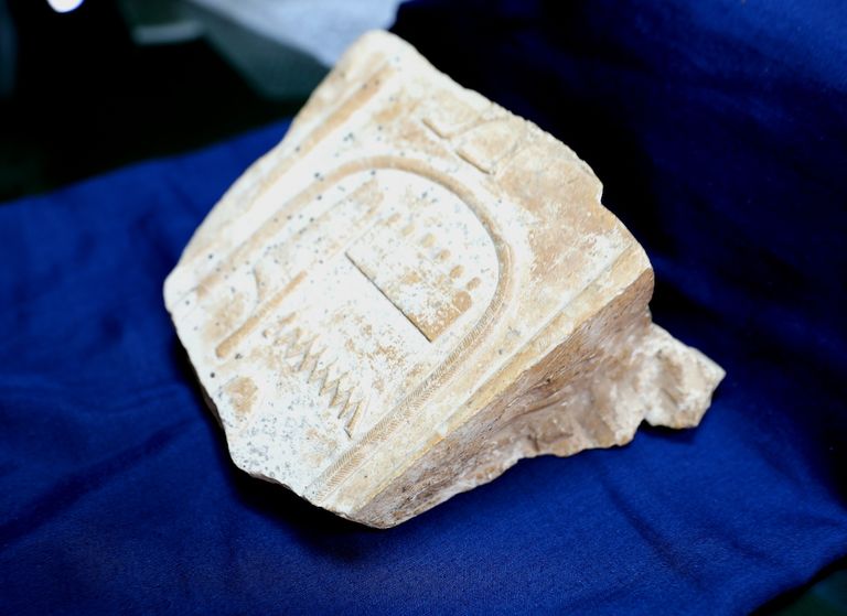 حجر عليه خرطوش الملك أمنحوتب الأول