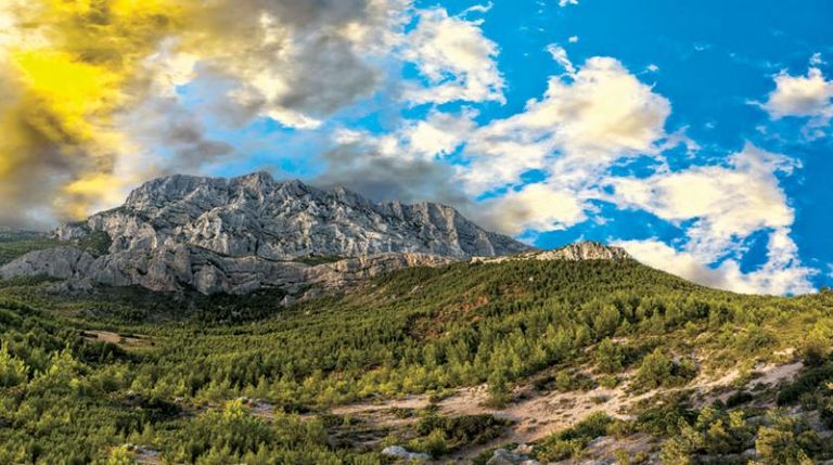 جبل سانت فيكتوار الذي ألهم الفنان سيزان وأصبح يرتبط باسمه  جبل فوجي الذي ألهم الفنان الياباني هوكوساي