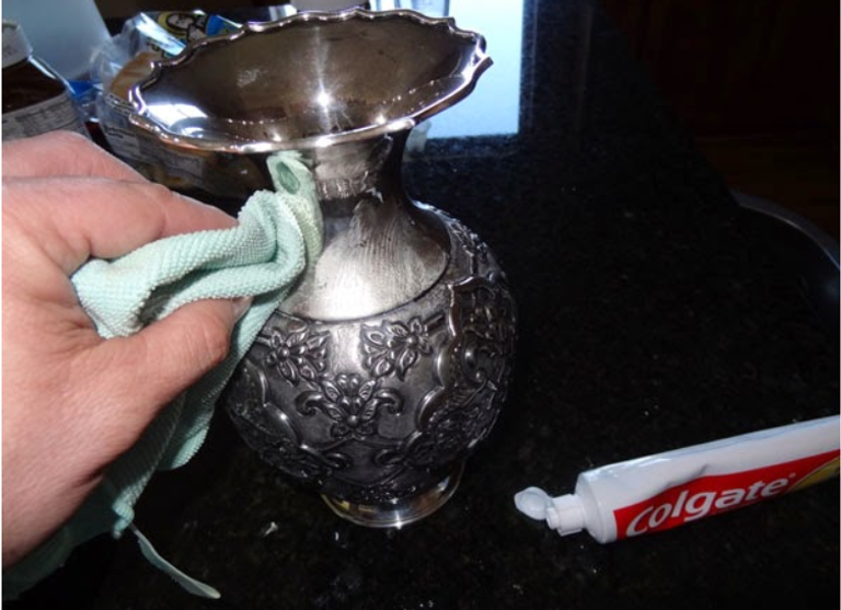 تلميع الخواتم ضمن استخدامات معجون الأسنان