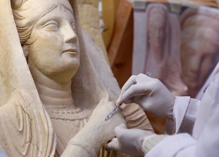 ترميم آثار تدمر السورية في المتحف الوطني بدمشق