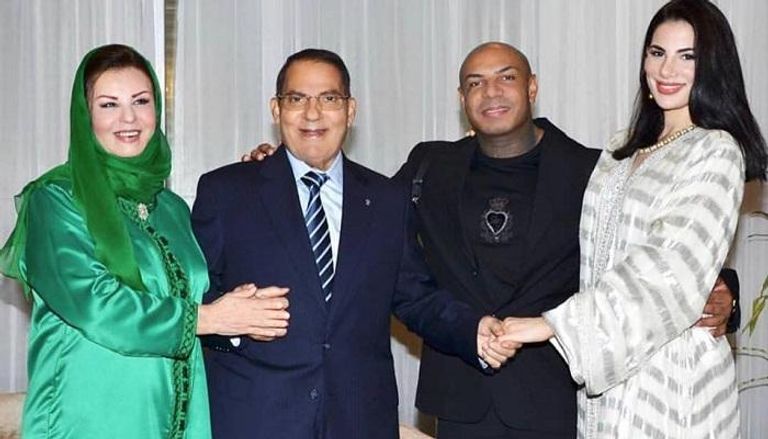 بن علي وزوجته رفقة ابنتيهما وكادوريم في عقد القران