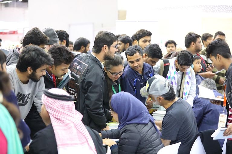 إماراتيون يوقعون مؤلفاتهم المترجمة