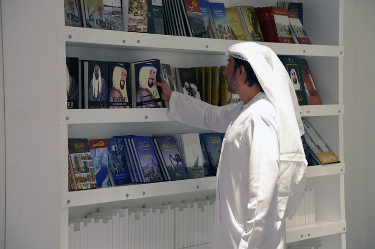 الأرشيف الوطني الإماراتي يعرض إصداراته لزوار مهرجان الشيخ زايد التراثي