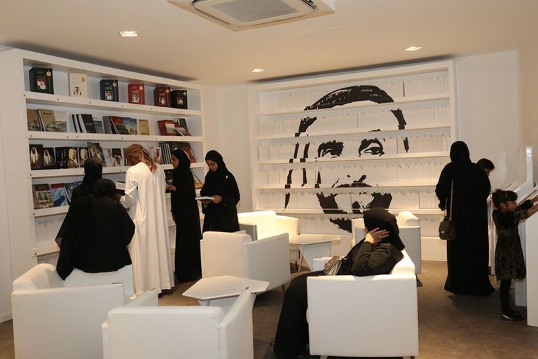 الأرشيف الوطني الإماراتي يعرض إصداراته لزوار مهرجان الشيخ زايد التراثي