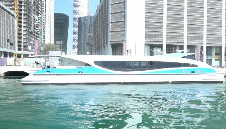 قارب "فيري دبي" التابع لهيئة الطرق والمواصلات  