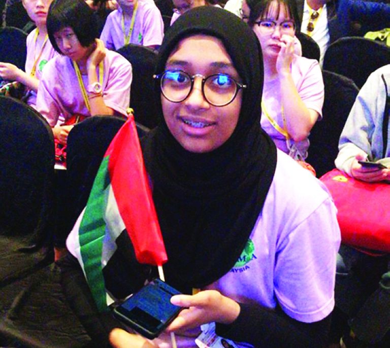 نورة اليافعي تتوسط الفائزين في مسابقة الحساب الذهني