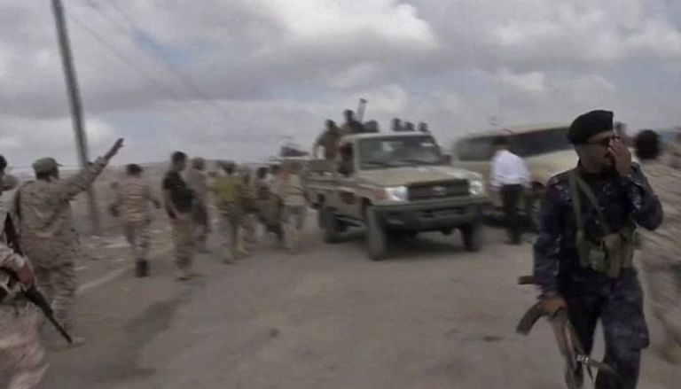جنود يمنيون أثناء الهجوم الحوثي على العرض العسكري