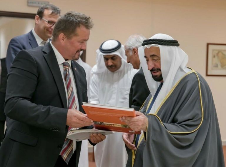 حاكم الشارقة يلتقي البعثة الأثرية النمساوية الشيخ سلطان القاسمي في جولة سابقة بمبنى هيئة الشارقة للآثار