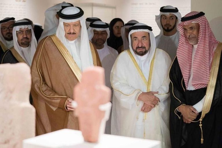 الشيخ سلطان القاسمي في جولة سابقة بمبنى هيئة الشارقة للآثار