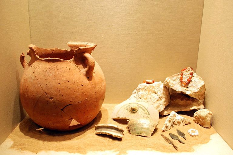 الشيخ سلطان القاسمي في جولة سابقة بمبنى هيئة الشارقة للآثار