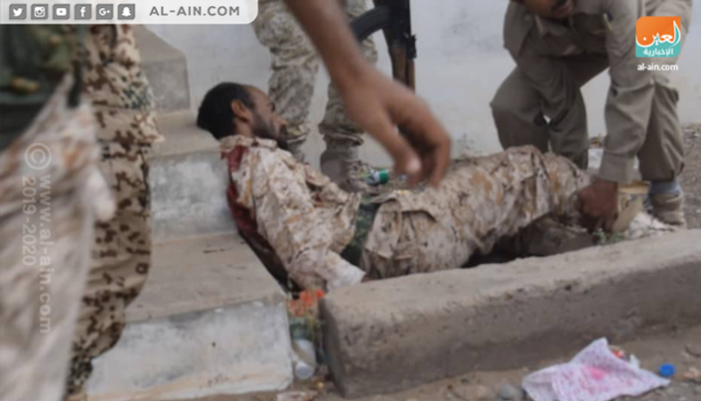 أحد الجنود اليمنيين المصابين جراء الهجوم الحوثي