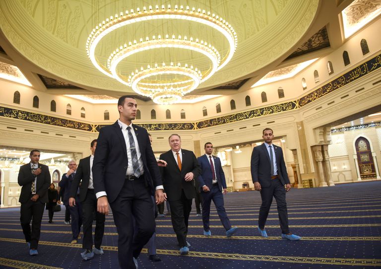 بومبيو وزوجته سوزان أثناء زيارة مسجد وكاتدرائية عاصمة مصر الإدارية