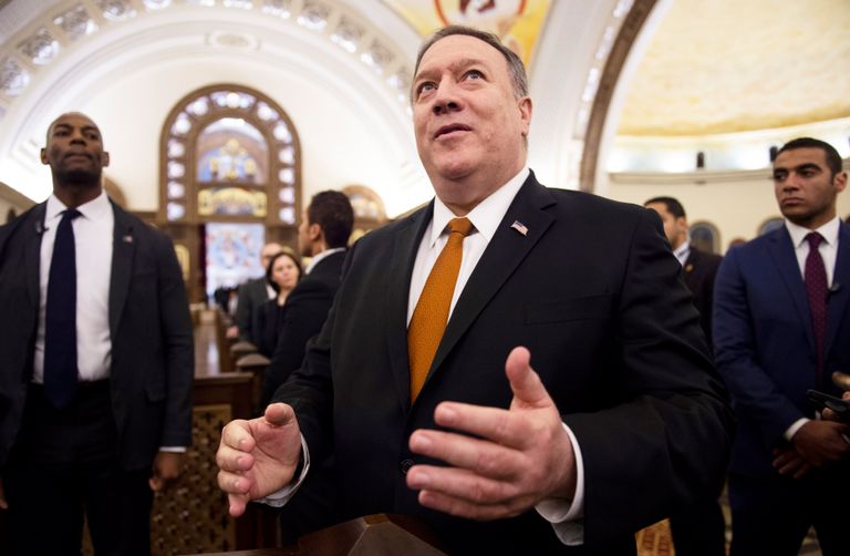 بومبيو وزوجته سوزان أثناء زيارة مسجد وكاتدرائية عاصمة مصر الإدارية