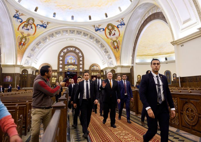 بومبيو وزوجته سوزان أثناء زيارة مسجد وكاتدرائية عاصمة مصر الإدارية