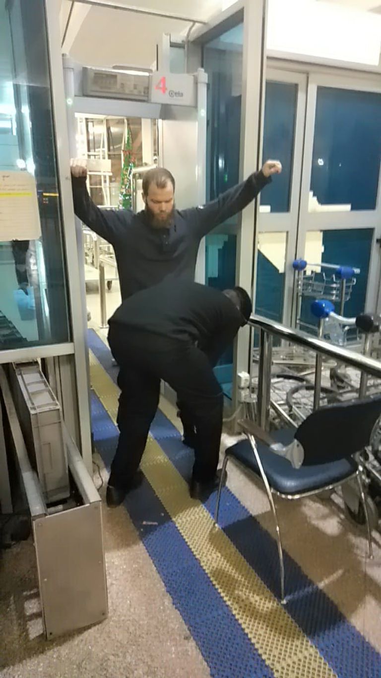 ألماني مصر ي ينتمي لتنظيم داعش الإرهابي أثناء محاولته دخول مصر صورة تظهر داعشيا ألمانيا من أصول مصرية أثناء محاولته دخول البلاد