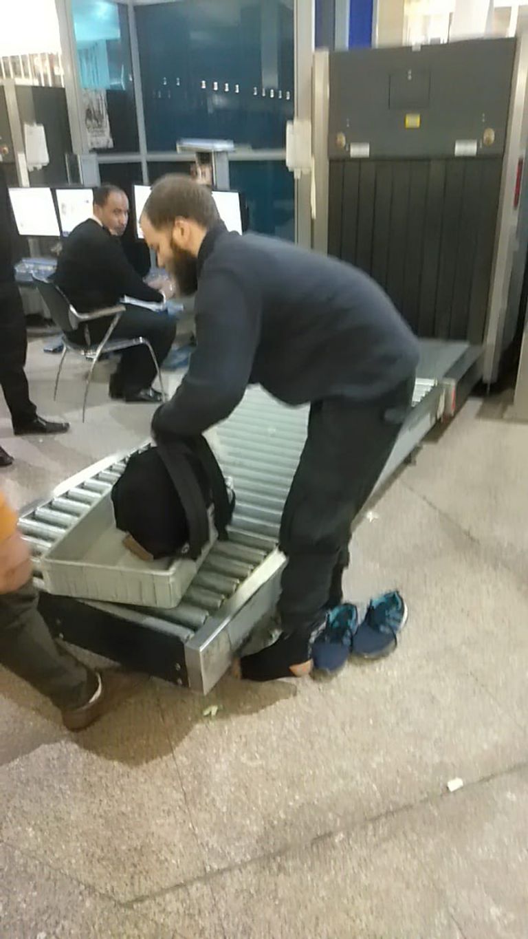 ألماني مصر ي ينتمي لتنظيم داعش الإرهابي أثناء محاولته دخول مصر صورة تظهر داعشيا ألمانيا من أصول مصرية أثناء محاولته دخول البلاد