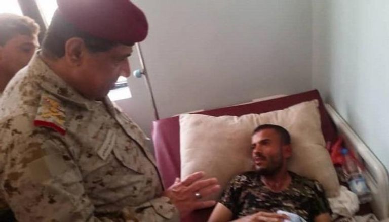 رئيس الأركان اليمني يزور جرحى هجوم العند الإرهابي
