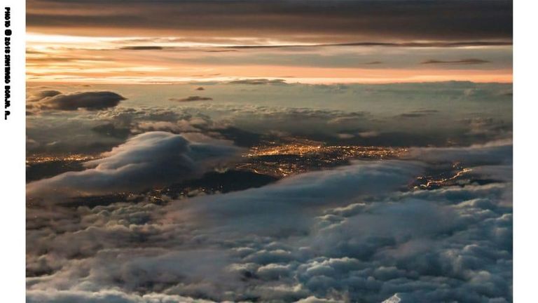 صور لطيار العواصف من طائرته