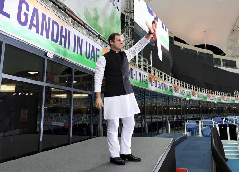 راهول غاندي يحيي الحضور في استاد دبي الدولي للكريكيت