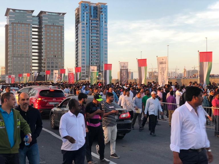 راهول غاندي يحيي الحضور في استاد دبي الدولي للكريكيت