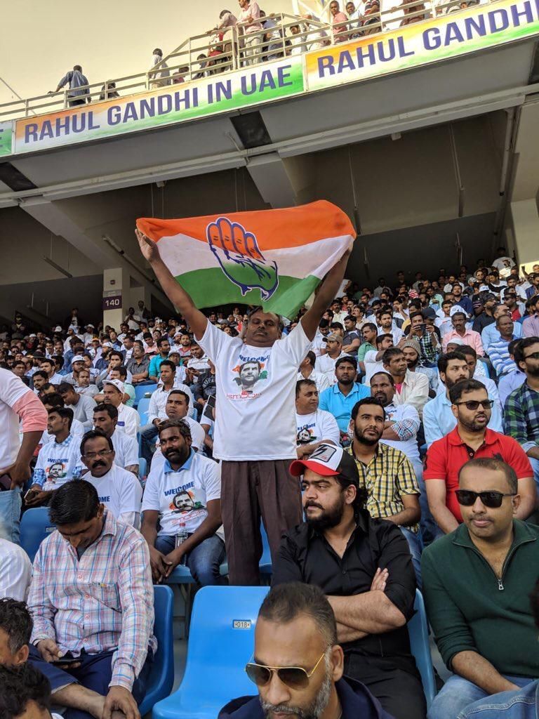 راهول غاندي يحيي الحضور في استاد دبي الدولي للكريكيت