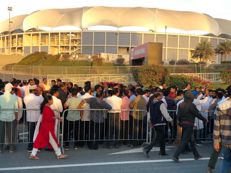 راهول غاندي يحيي الحضور في استاد دبي الدولي للكريكيت