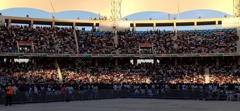 راهول غاندي يحيي الحضور في استاد دبي الدولي للكريكيت