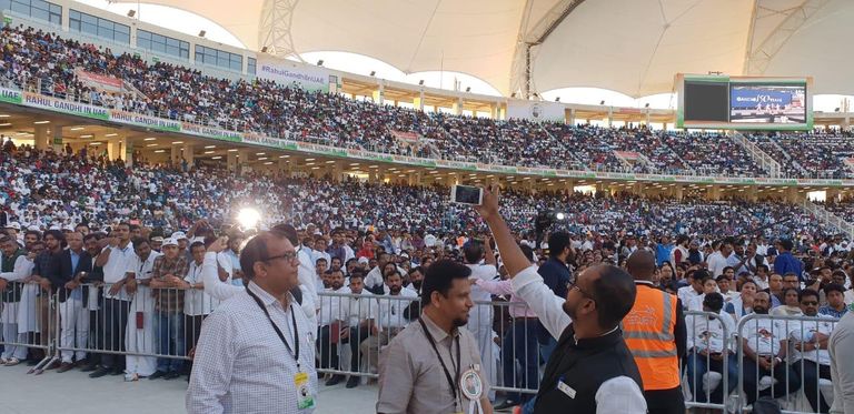 راهول غاندي يحيي الحضور في استاد دبي الدولي للكريكيت