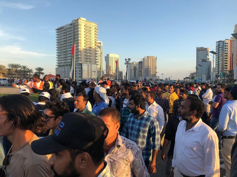 راهول غاندي يحيي الحضور في استاد دبي الدولي للكريكيت