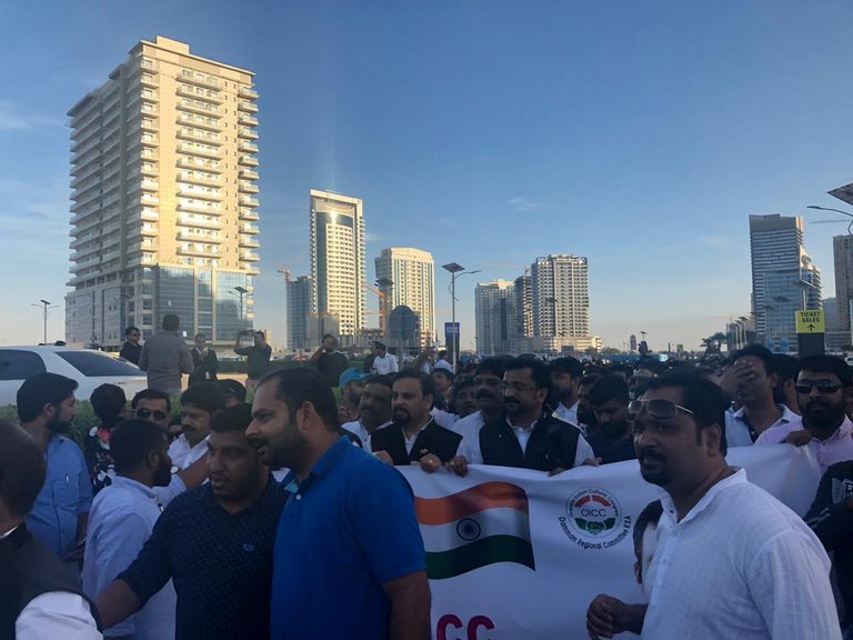 راهول غاندي يحيي الحضور في استاد دبي الدولي للكريكيت