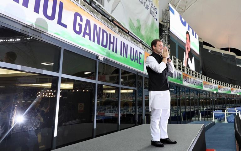 راهول غاندي يحيي الحضور في استاد دبي الدولي للكريكيت