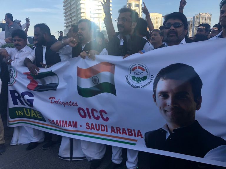 راهول غاندي يحيي الحضور في استاد دبي الدولي للكريكيت