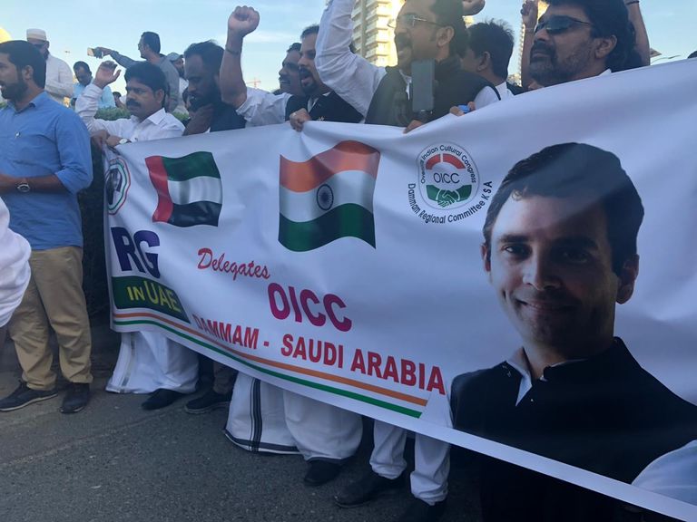 راهول غاندي يحيي الحضور في استاد دبي الدولي للكريكيت