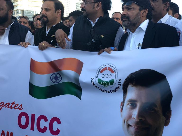 راهول غاندي يحيي الحضور في استاد دبي الدولي للكريكيت