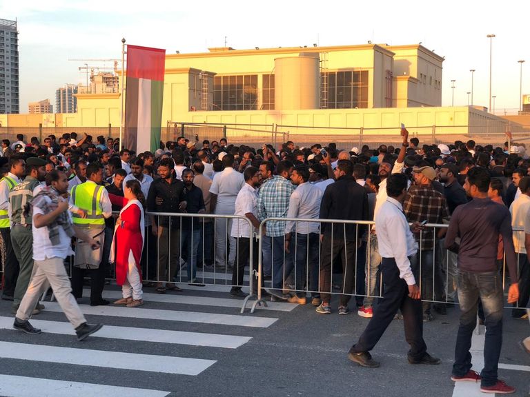 راهول غاندي يحيي الحضور في استاد دبي الدولي للكريكيت