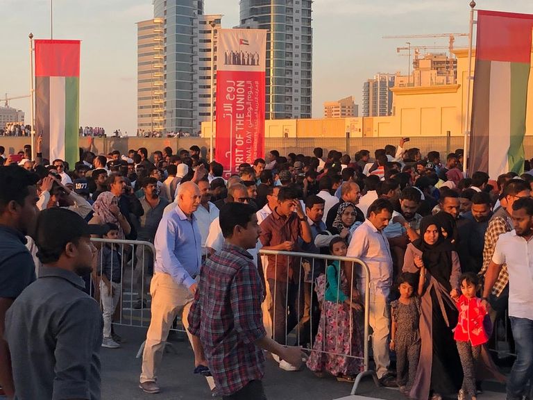 راهول غاندي يحيي الحضور في استاد دبي الدولي للكريكيت