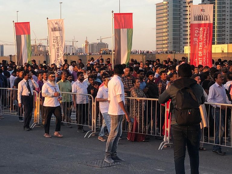 راهول غاندي يحيي الحضور في استاد دبي الدولي للكريكيت