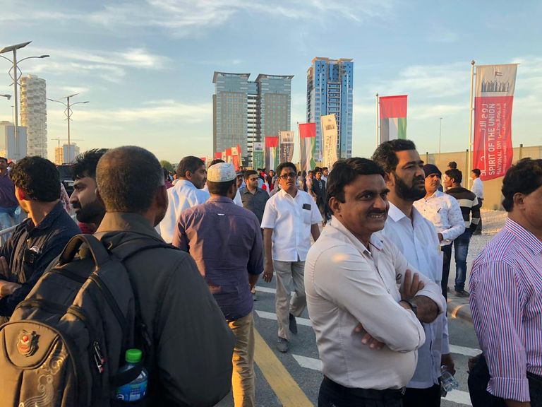 راهول غاندي يحيي الحضور في استاد دبي الدولي للكريكيت