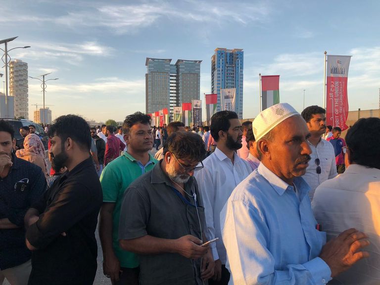 راهول غاندي يحيي الحضور في استاد دبي الدولي للكريكيت