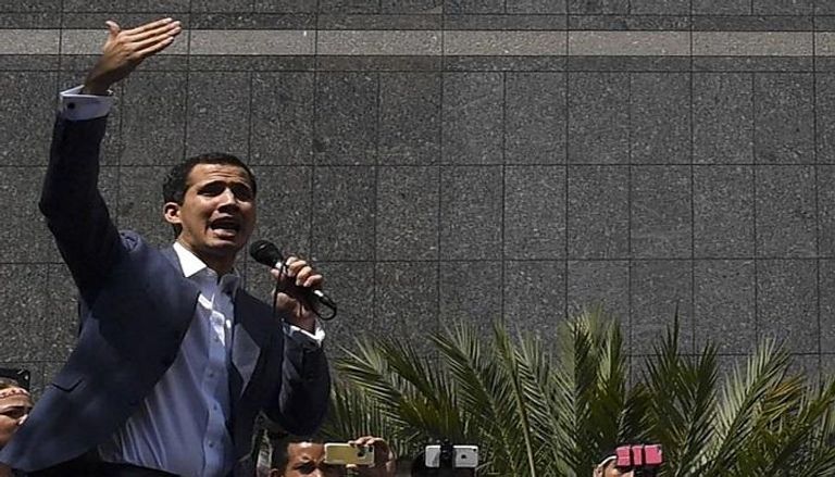 رئيس البرلمان خوان جايدو أمام حشد من الشعب في فنزويلا