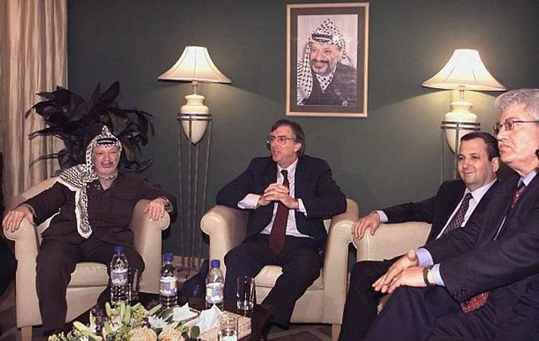 السفير دينيس روس خلال محادثات السلام السفير دينيس روس