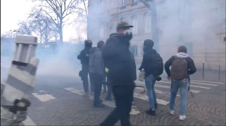 مظاهرات "السترات الصفراء" بشوارع فرنسا للأسبوع التاسع على التوالي إطلاق الغاز في مظاهرات للسترات الصفراء في باريس- أ ف ب