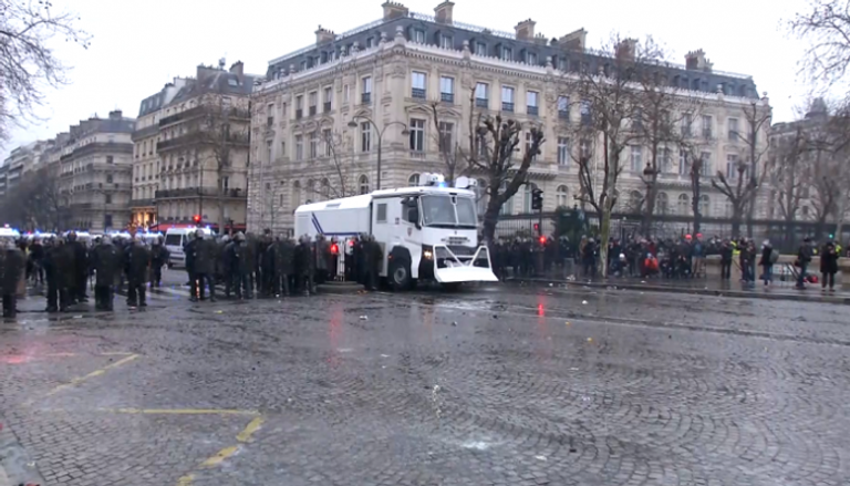 الشرطة الفرنسية تتصدى لمظاهرات السترات الصفراء في باريس